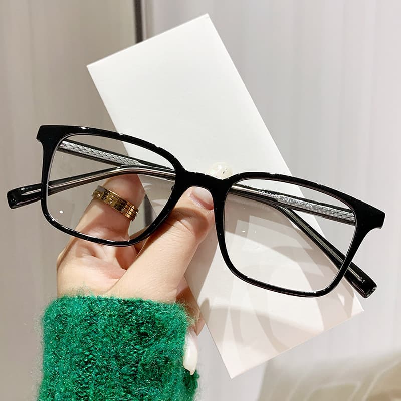 Skye Sun square glasses in Bright Black